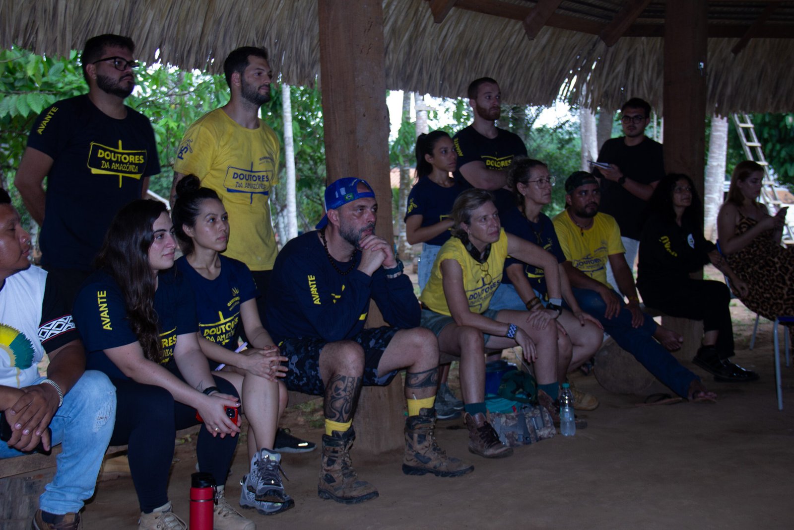 Voluntários da ONG Doutores da Amazônia reunidos junto do Dr. Caio Machado.